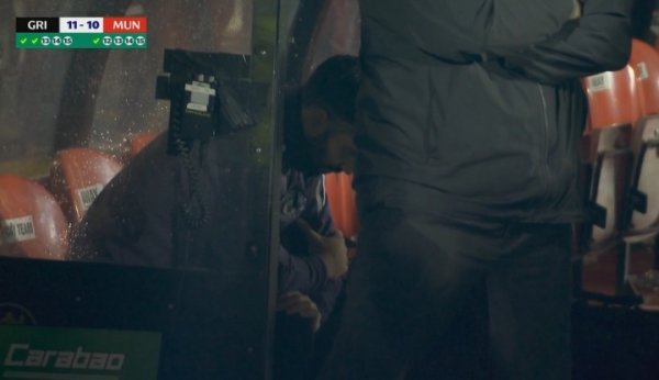 他致使不敢看❗曼联点球大战时，阿莫林一直折腰坐在教师席