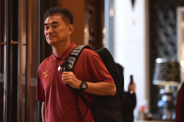 国足选帅口试形势：众人组提议命题，候选阐述答题，阐释抓教理念