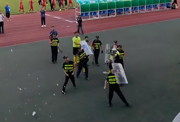 中乙赛场浪漫一幕：3裁判被球迷扔水瓶+抱头逃离 安保用盾牌开说念